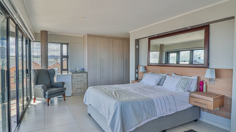 4 Bedroom Property for Sale in Perlemoenbaai Western Cape